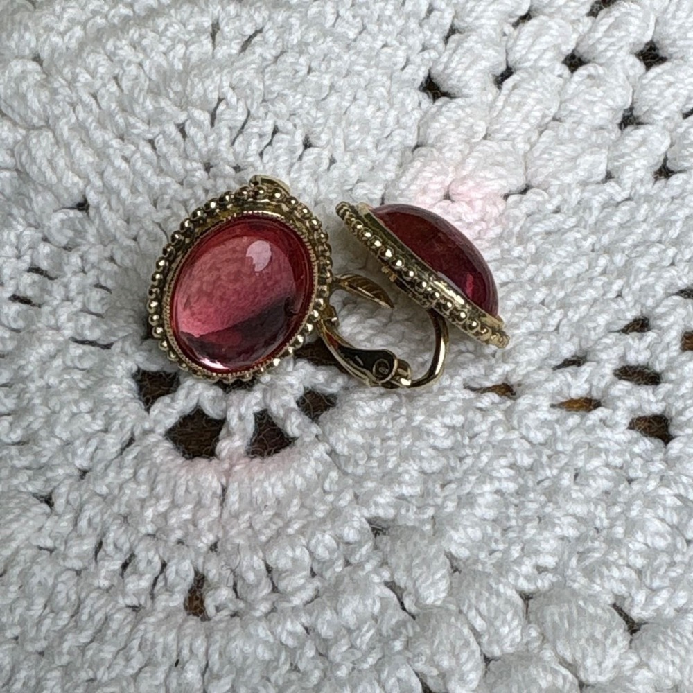 Vintage 1928 Pink Glass Gold Toned Clip on Earrings